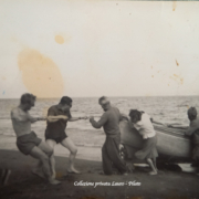 Antonio e Maria tirano la barca Maria spiaggia Mandra